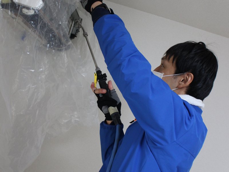 エアコンクリーニングの作業中